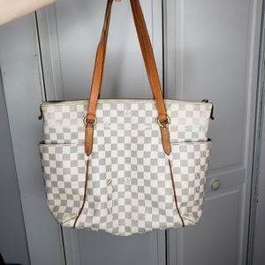 AUTHENTIC Louis Vuitton damier bag PRICE IS FIRM
